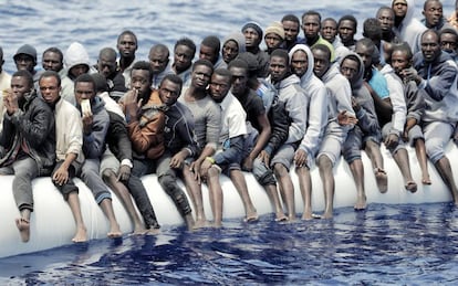Un bote con 119 subsaharianos antes de ser rescatado este miércoles por Médicos Sin Fronteras en aguas internacionales frente a la costa libia.