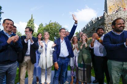 Feijóo, con los barones territoriales de su partido y Mariano Rajoy, este domingo en Soutomaior.