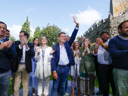 Feijóo, con los barones territoriales de su partido y Mariano Rajoy, este domingo en Soutomaior.