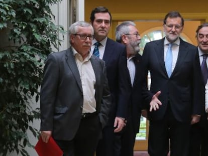 Els líders dels sindicats i la patronal en una reunió a la Moncloa amb el president del Govern espanyol, Mariano Rajoy, i la ministra d'Ocupació, Fátima Báñez.