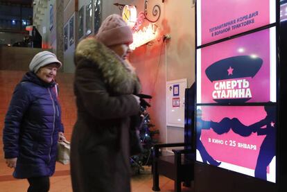 Gente observa el cartel de la película prohibida por las autoridades rusass en un cine de Moscú, el miércoles