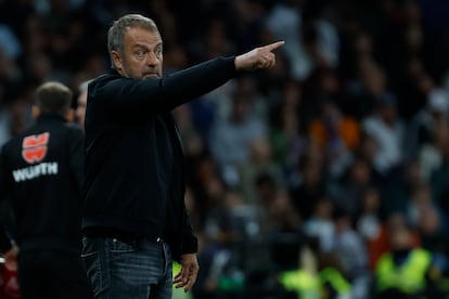 El entrenador del FC Barcelona, Hansi Flick, durante el partido contra el Real Madrid.