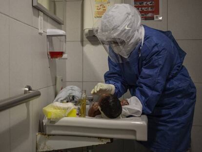 Una enfermera baña a un recién nacido ingresado con covid-19 en el hospital materno infantil Monica Pretelini de Toluca, México, el 29 de mayo de 2020.