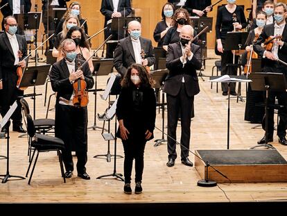 Sofía Oriana saluda al público junto a Paul Daniel, a la derecha, tras el concierto.