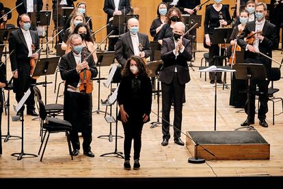 Sofía Oriana saluda al público junto a Paul Daniel, a la derecha, tras el concierto.