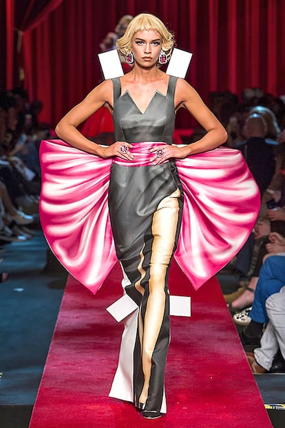 Desfile Moschino p-v 2017, look que estará en la muestra.