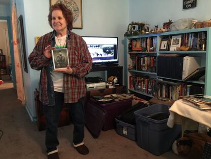 Marita LOrenz, en su piso de Baltimore, con una foto del Comandante.