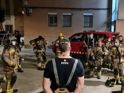 Bomberos de la Generalitat, en Olesa de Montserrat (Barcelona), donde un edificio ha ocasionado una persona muerta y tres heridos graves.