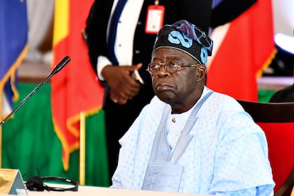 El presidente de Nigeria, Bola Tinubu, durante el encuentro con la Cedeao, este jueves en Abuya.