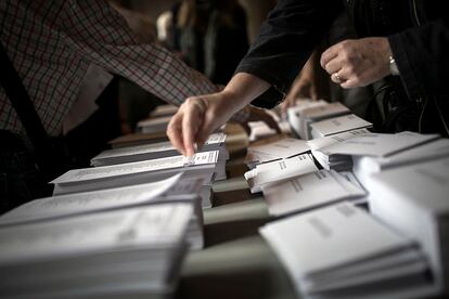 Paperetes electorals en un col·legi electoral de Barcelona.