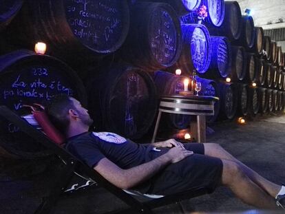Un hombre descansa en la bodega de jerez La Constancia.