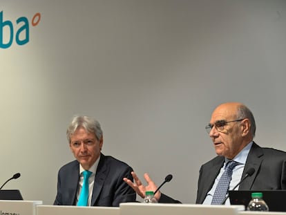 El consejero delegado de Saba, Josep Martínez Vila, junto al presidente de la compañía, Salvador Alemany, en la junta de accionistas celebrada esta mañana.