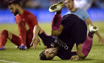 Luis Suárez cae tras efectuar un remate ante la portería del Celta.