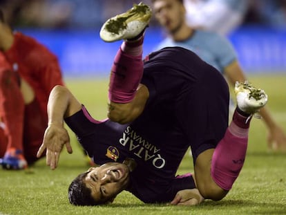 Luis Suárez cai diante do Celta.