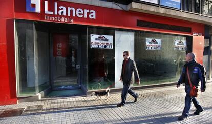 Fachada de la sede de la inmobiliaria Llanera, a la venta, en Valencia.