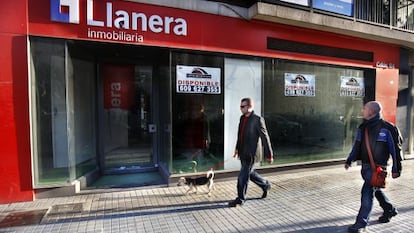 Fachada de la sede de la inmobiliaria Llanera, a la venta, en Valencia.