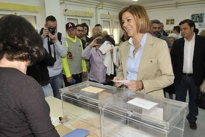 La presidenta de Castilla-La Mancha y candidata a la reelección, María Dolores de Cospedal, vota en Albacete.