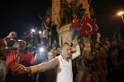 Seguidores del presidente turco Tayyip Erdogan protestan frente a los soldados que están en la plaza de Taksim.