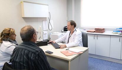 El doctor Moreso atiende en la consulta a Pedro, el trasplantado n&uacute;mero 2.000 en el hospital Vall d&#039;Hebron