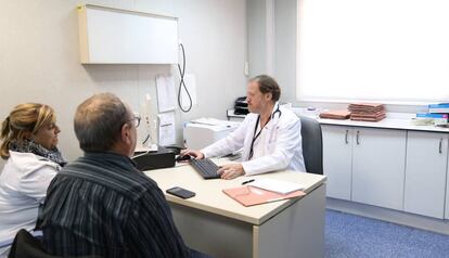 El doctor Moreso atiende en la consulta a Pedro, el trasplantado número 2.000 en el hospital Vall d'Hebron