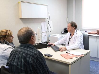 El doctor Moreso atén a la consulta el Pedro, el trasplantat número 2.000 a l'Hospital Vall d'Hebron.