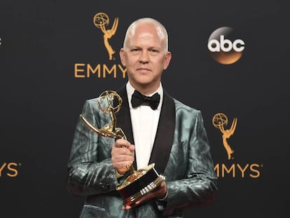 Ryan Murphy, durante la entrega de los premios Emmy en 2016. En el vídeo, un avance de 'American Horror Story: Double Feature'.