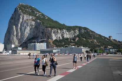 Trabajadores cruzaban este miércoles el aeropuerto de Gibraltar hacia la aduana para cruzar a España.