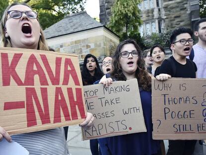 Estudiantes protestando en el campus de la Universidad de Yale.