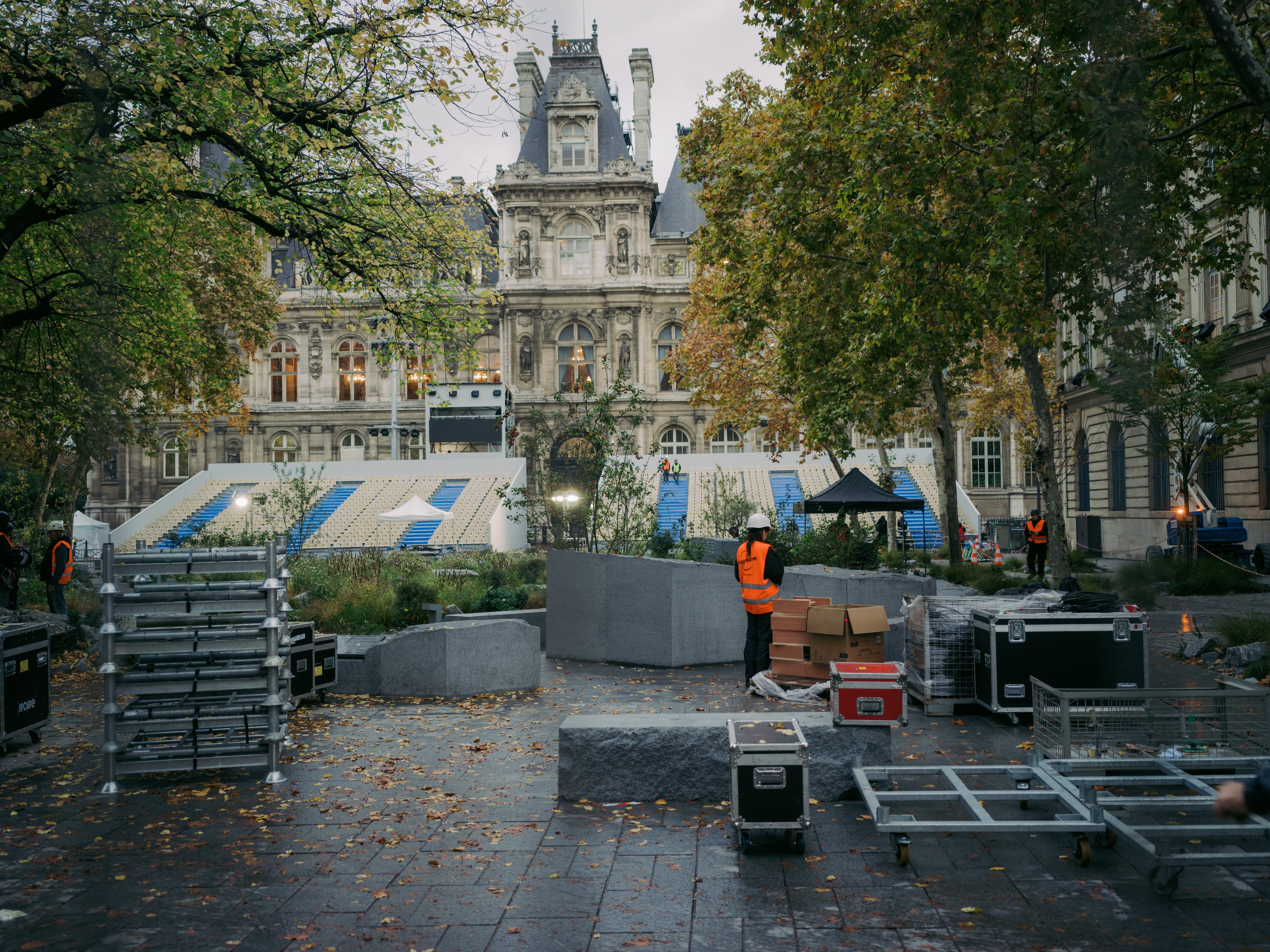 Operarios trabajan en la colocación de las gradas para el homenaje a las víctimas del 13 de noviembre de 2015 ante el jardín que las recuerda en París.
