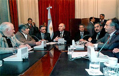 Fernando de la Rúa, en el centro, al comienzo de la reunión con los gobernadores.