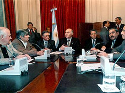 Fernando de la Rúa, en el centro, al comienzo de la reunión con los gobernadores.