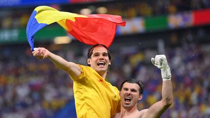 Ianis Hagi y Florin Nita celebran la clasificación de Rumania como primera de grupo en la Eurocopa.