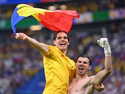 Ianis Hagi y Florin Nita celebran la clasificación de Rumania como primera de grupo en la Eurocopa.