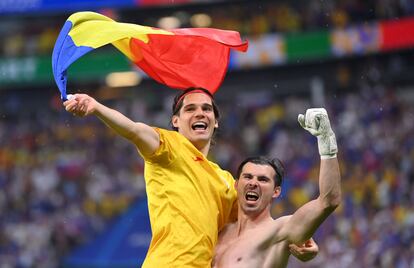 Ianis Hagi y Florin Nita celebran la clasificación de Rumania como primera de grupo en la Eurocopa.