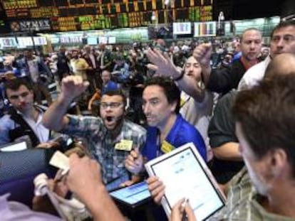 Operadores de bolsa trabajan en la bolsa de Nueva York. EFE/Archivo