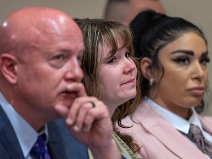 Hannah Gutierrez-Reed, quien fue armera de 'Rust' (en el centro de la imagen) durante la escucha de la sentencia en el juzgado de Santa Fé, Nuevo Mexico, el 15 de abril de 2024.