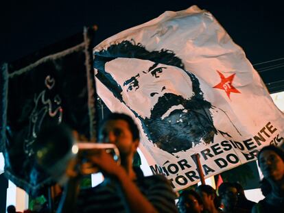 Partidarios de Lula celebran este jueves su 77 cumpleaños con una fiesta en Río de Janeiro, donde han ondeado banderas del PT con una foto antigua del candidato a las presidenciales.