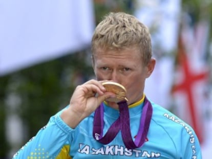 Vinokurov besa su medalla de oro en el podio