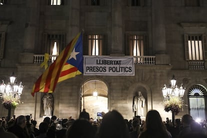 "Llibertat presos polítics", diu una pancarta penjada a l'Ajuntament de Barcelona.