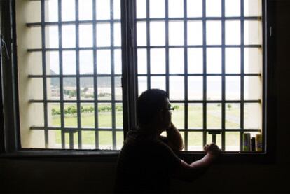 Nacho <i>el Argentino</i>, preso en la cárcel del Dueso, mira el mar desde la ventana de la enfermería.