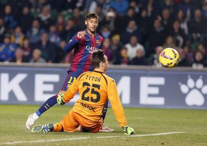 Neymar supera a Tyton en uno de sus dos goles al Elche. 