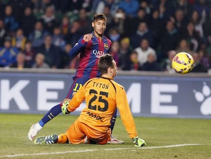 Neymar supera a Tyton en uno de sus dos goles al Elche. 