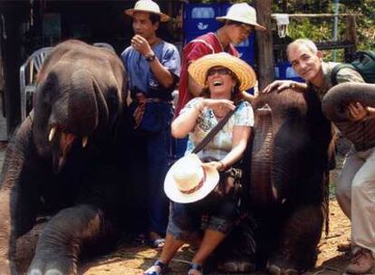 El autor, Francisco Sesé (a la derecha), y su mujer, Marinela Velázquez, durante su viaje a Tailandia.