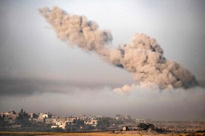 Varias columnas de humo se elevan tras unos bombardeos israelíes a lo largo de la frontera con la franja de Gaza, este miércoles. 