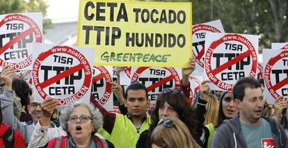 Imagen de la manifestación celebrada el pasado fin de semana en Madrid para reclamar un sistema político y económico que "garantice la equidad y los derechos de todas las personas en el mundo sin dejar a nadie atrás", y exigir la paralización de tratados de libre comercio como el CETA y el TTIP.
