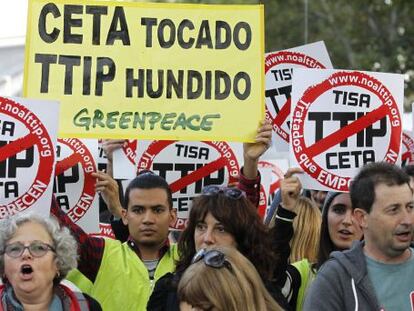 Imagen de la manifestaci&oacute;n celebrada el pasado fin de semana en Madrid para reclamar un sistema pol&iacute;tico y econ&oacute;mico que &quot;garantice la equidad y los derechos de todas las personas en el mundo sin dejar a nadie atr&aacute;s&quot;, y exigir la paralizaci&oacute;n de tratados de libre comercio como el CETA y el TTIP. 