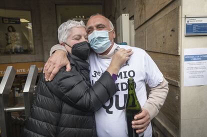 El lotero de la administración número 16, ubicada en la calle Xàtiva, 16, en las inmediaciones de la Estación del Norte y la plaza del Ayuntamiento de la capital valenciana, celebra el tercer premio con una afortunada.