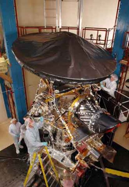 Montaje y verificación del satélite <i>MRO </i>en el Centro Espacial Kennedy.