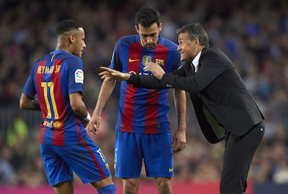 Luis Enrique conversa con Neymar (izquierda) y Sergio Busquets en el partido de Liga entre Barcelona y Málaga, el 19 octubre de 2016.