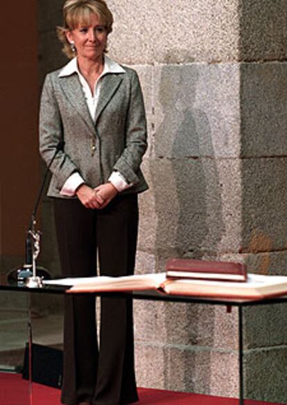 Esperanza Aguirre, ayer, durante la toma de posesión de sus 11 consejeros del Gobierno de la Comunidad de Madrid.